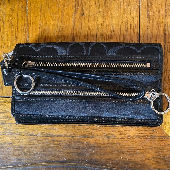 Coach Poppy wristlet with great silver detail! - Picture 2 of 7